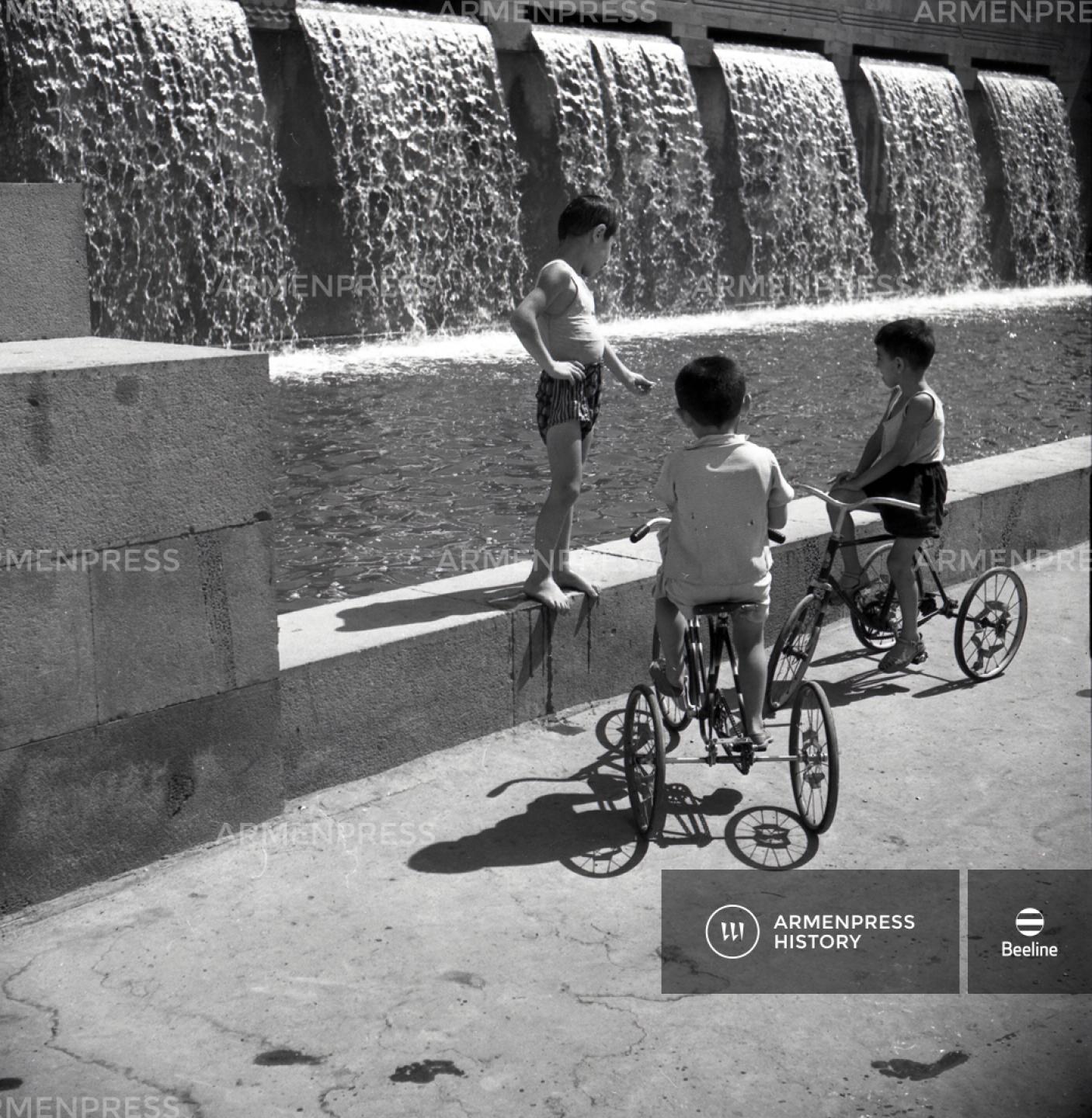 Երեխաները ջրավազանի մոտ