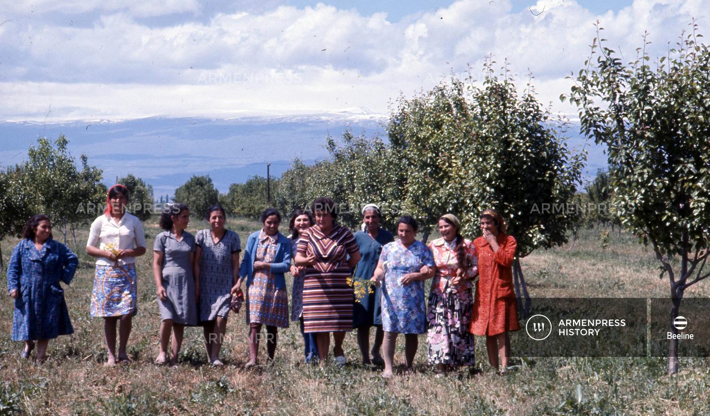 Կոլտնտեսության նախագահ Մարիամ Մարտիրոսյանը գյուղացիների հետ