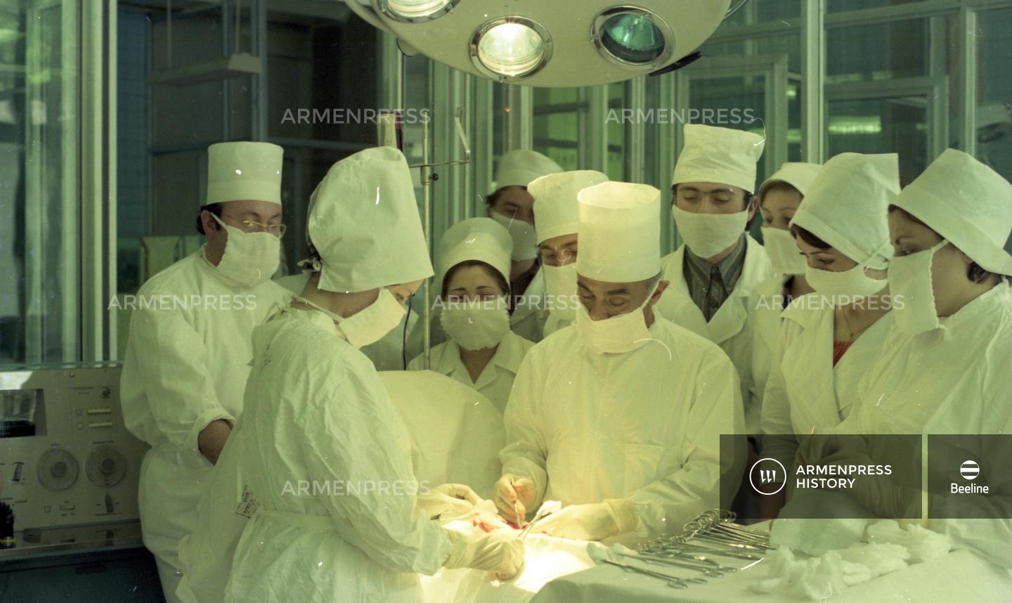 Բժշկական ինստիտուտի ուսանողները վիրահատության ժամանակ