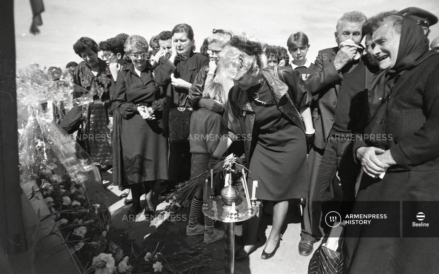 Կործանված հարավսլավական ինքնաթիռի անձնակազմի հարազատները  նրանց հիշատակին կանգնեցված հուշարձանի մոտ