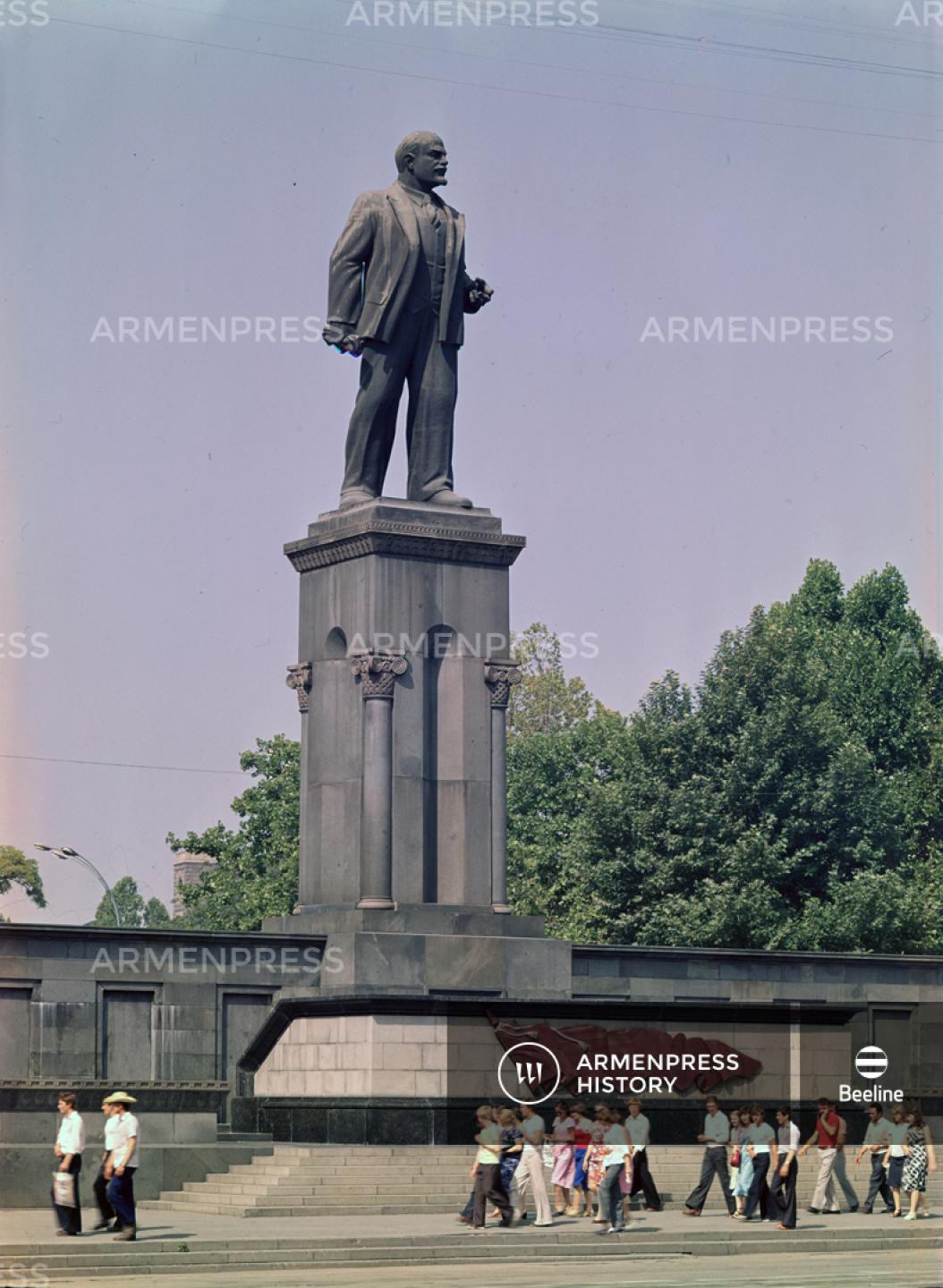 Լենինի արձանը՝ Երևանի գլխավոր հրապարակում