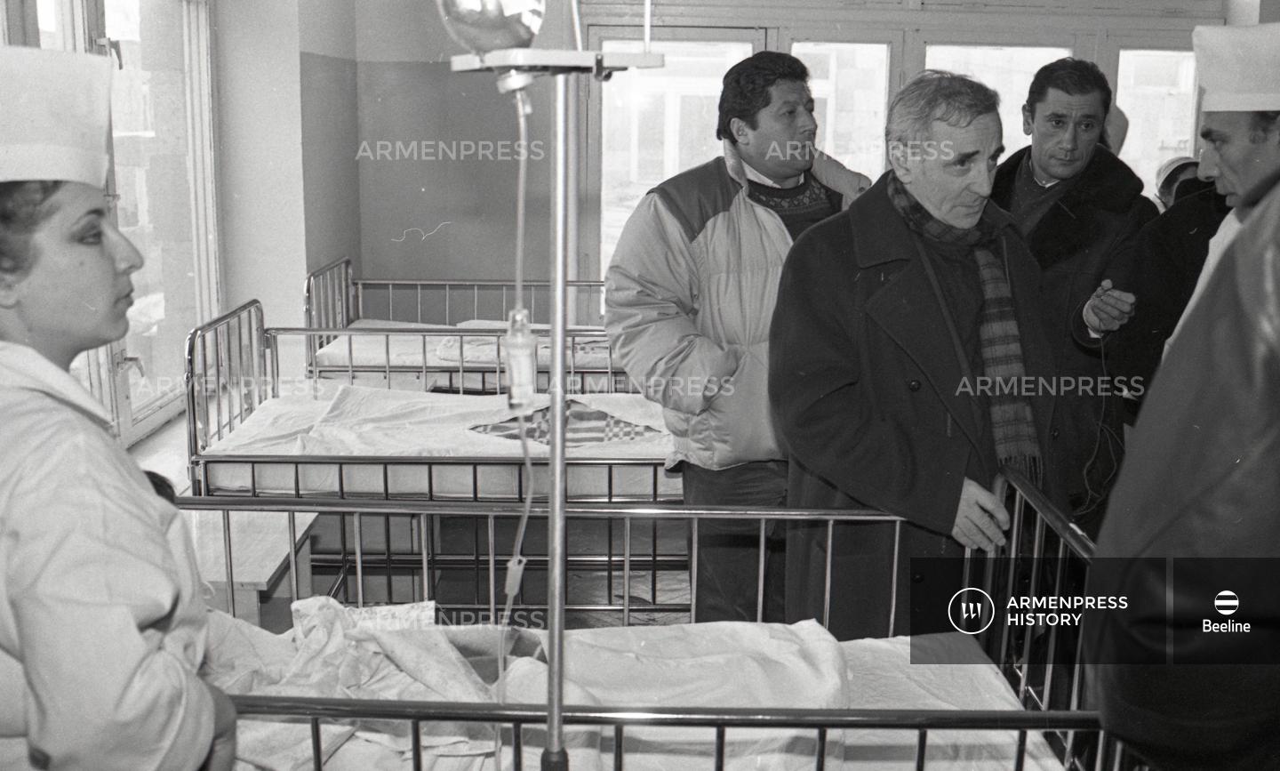 Շառլ Ազնավուրը Լենինականի մանկական հիվանդանոցում