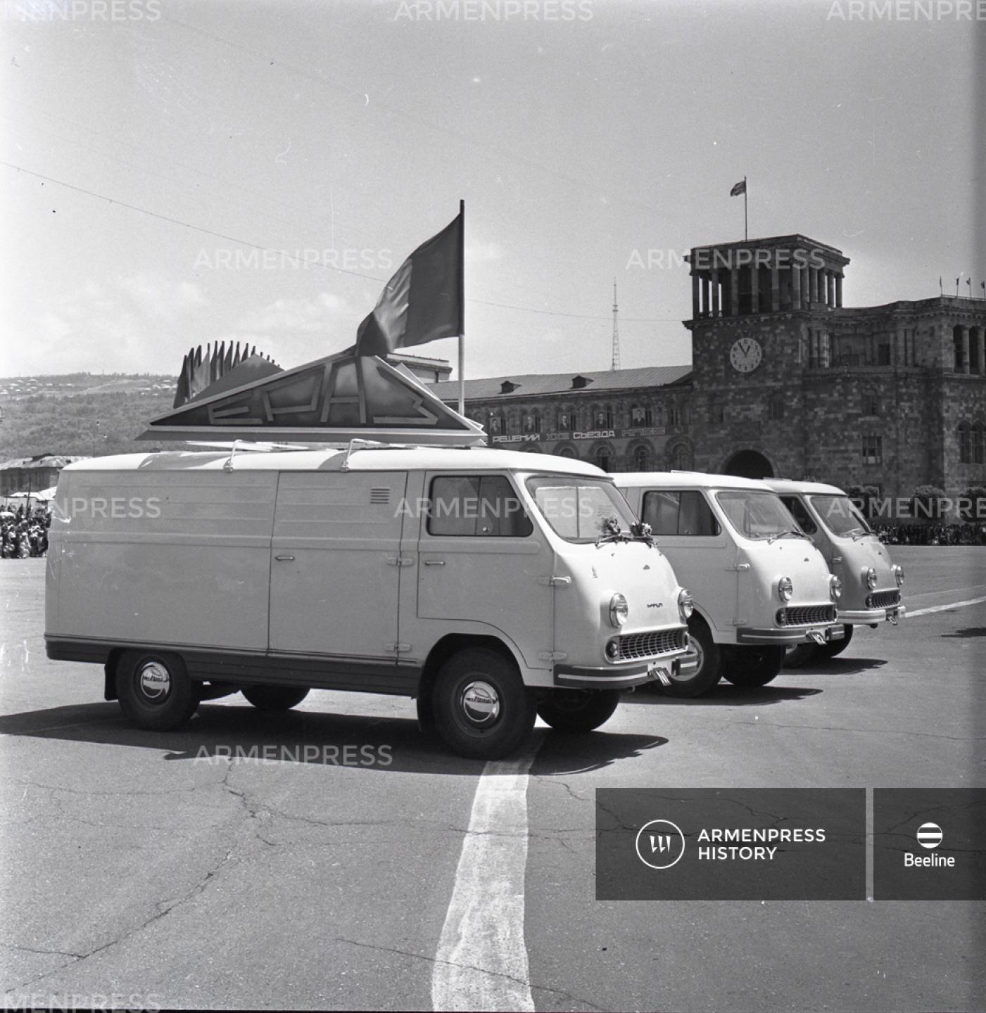 «ԵրԱԶ» ավտոմեքենաները Լենինի հրապարակում