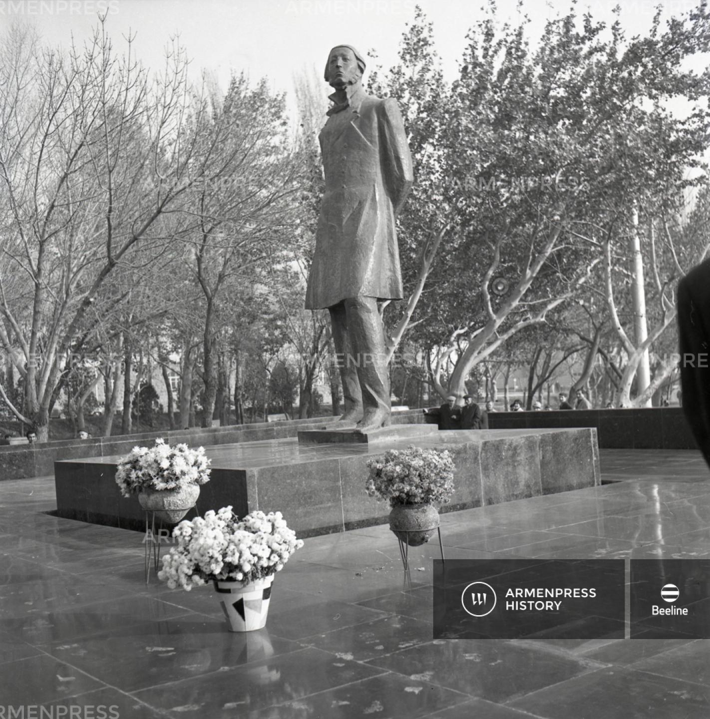 Միքայել Նալբանդյանի հուշարձանը Երևանում