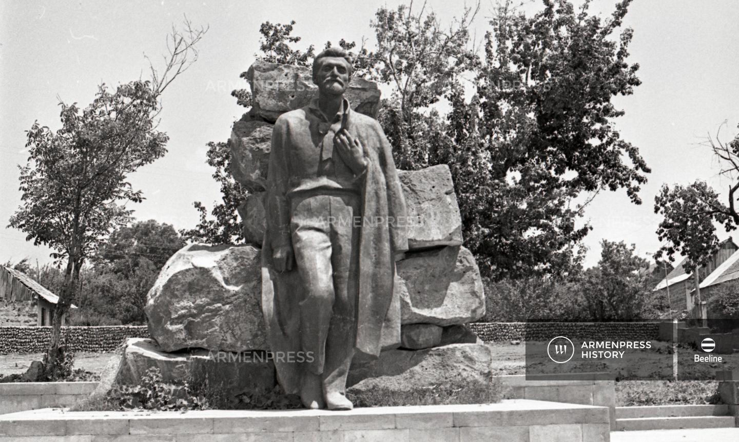 Հովհաննես Թումանյանի հուշարձանը Դսեղում