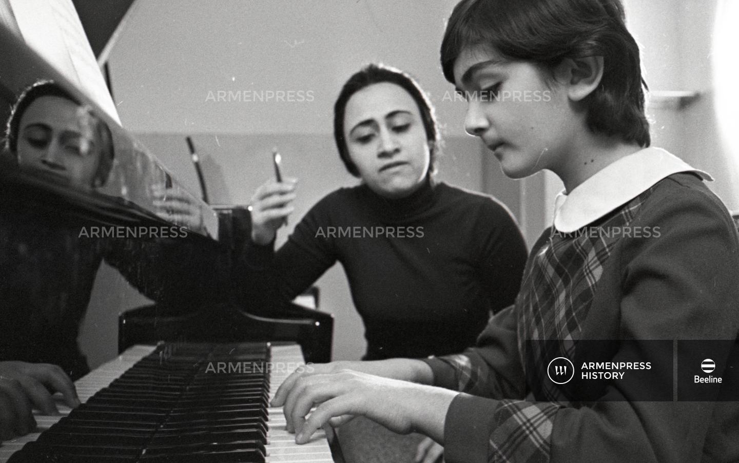 Երևանի թիվ 13 երաժշտական դպրոցի աշակերտուհին