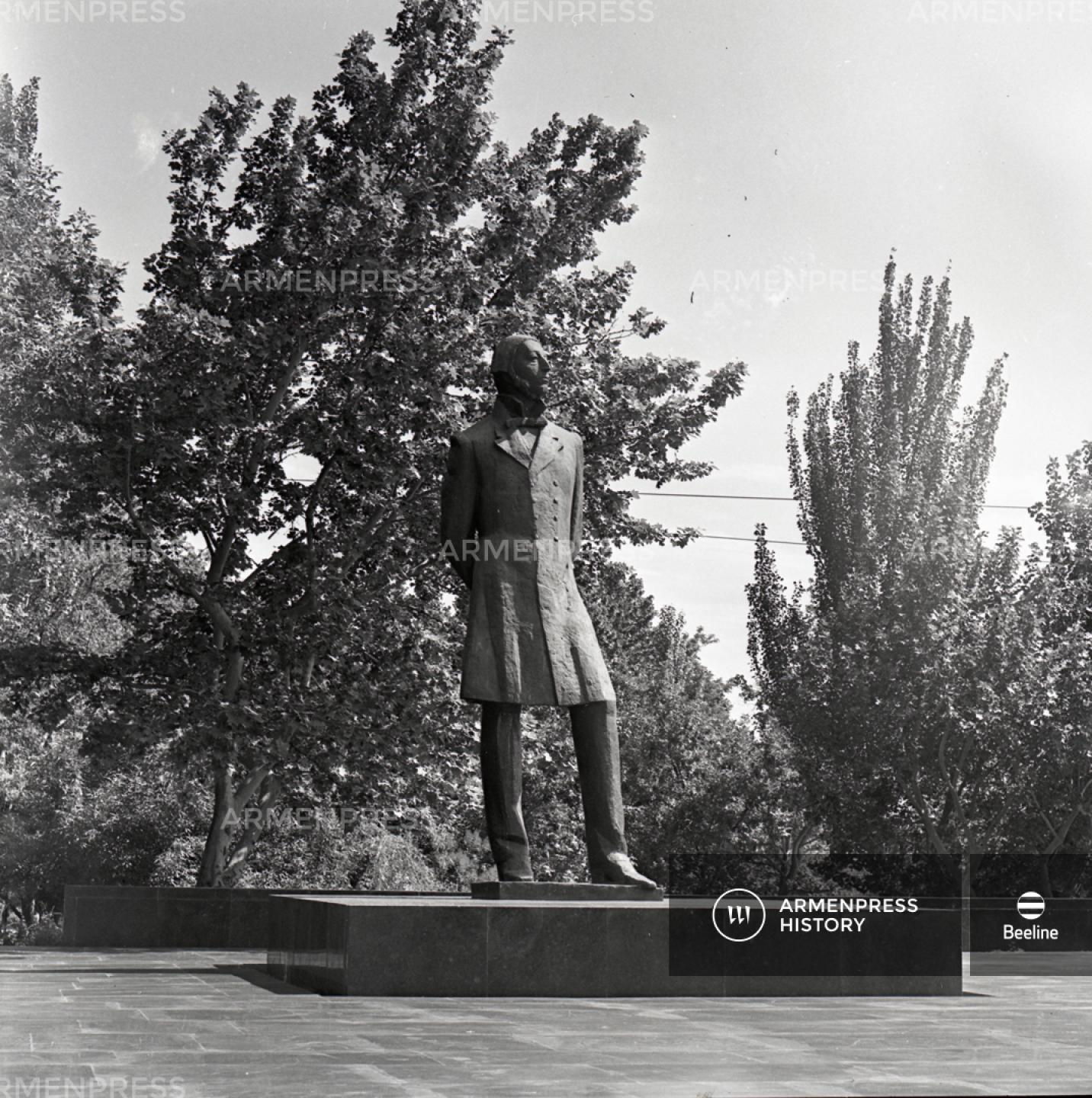 Միքայել Նալբանդյանի հուշարձանը Երևանում