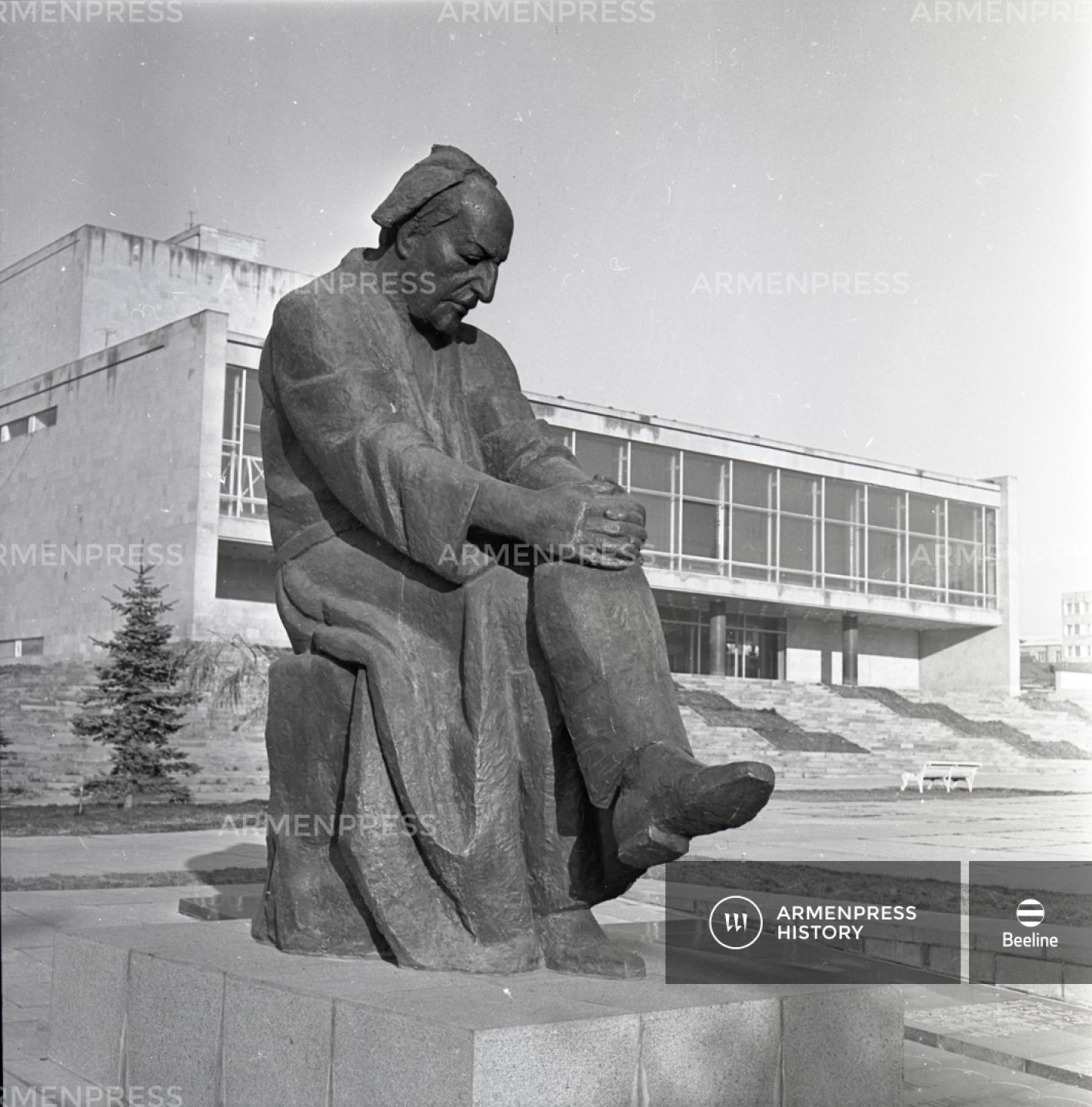 Ավետիք Իսահակյանի հուշարձանը Գյումրիում