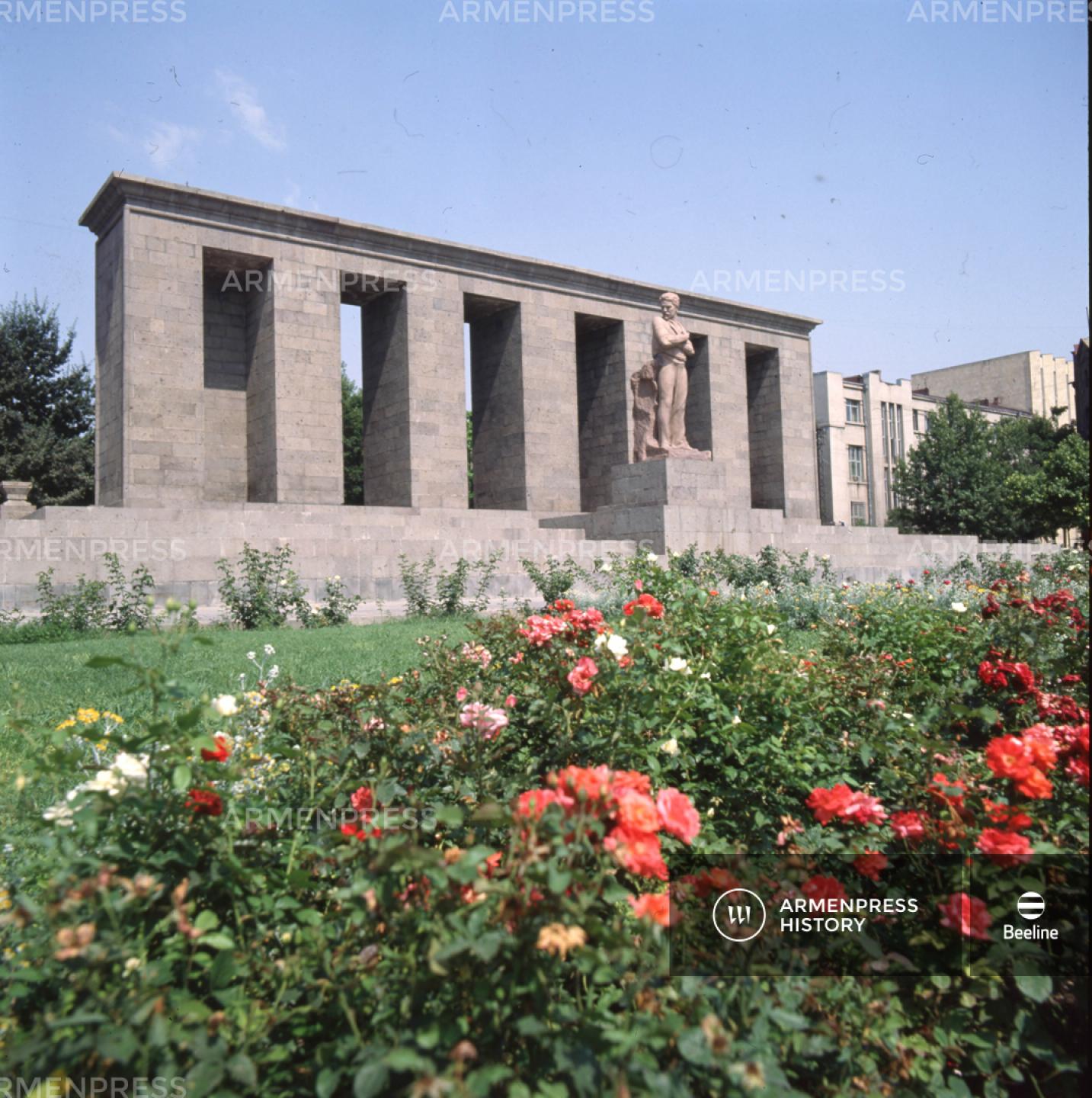Ստեփան Շահումյանի հուշարձանը Երևանում