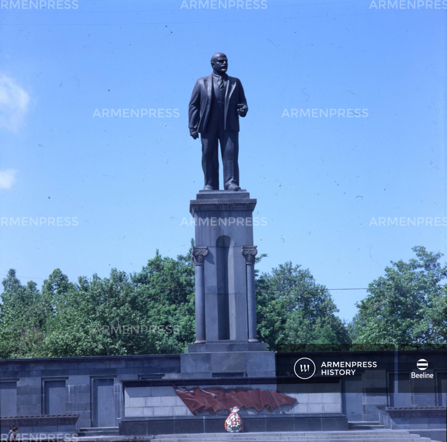 Լենինի արձանը իր իսկ անունը կրող հրապարակում