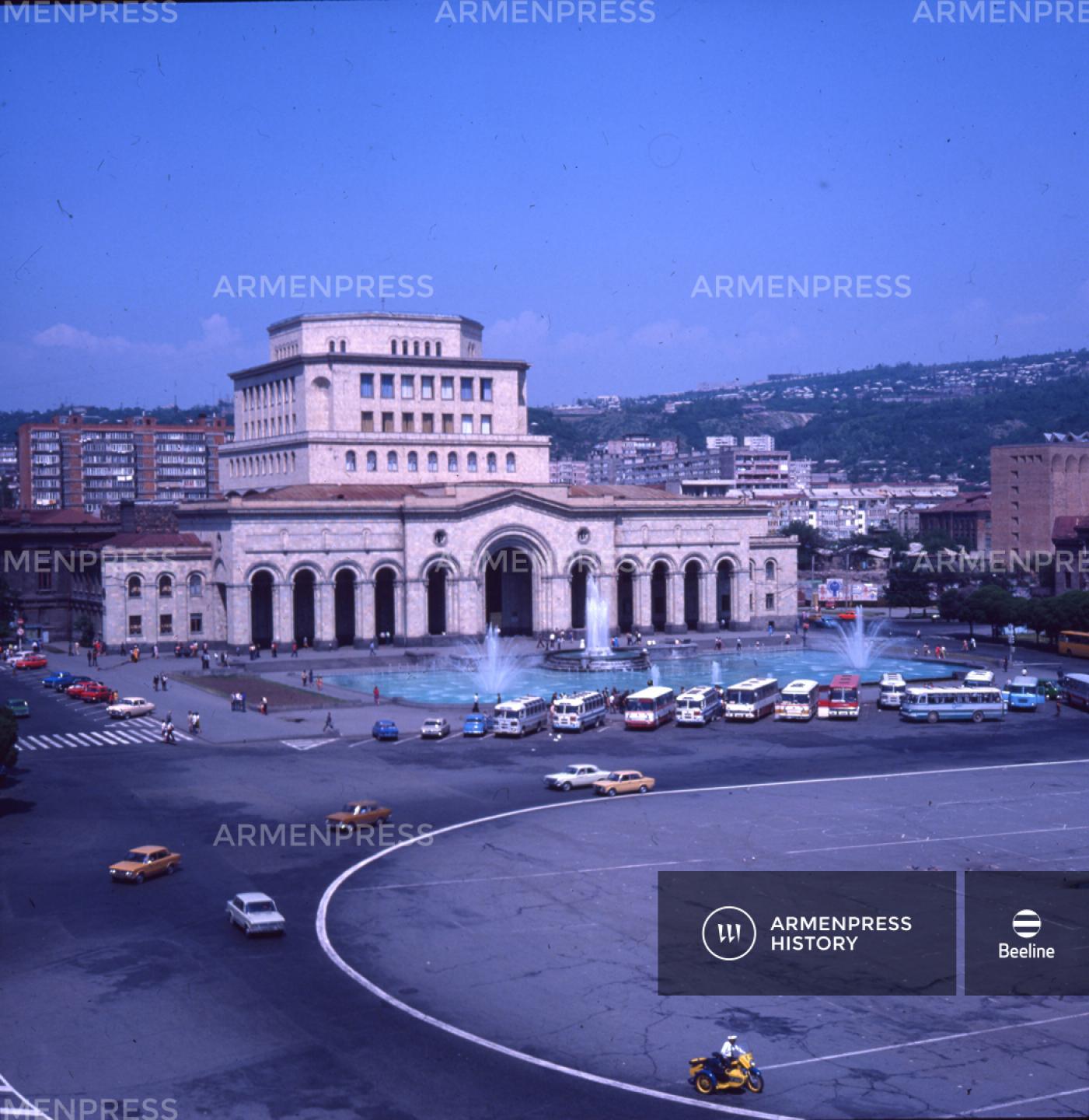 Լենինի հրապարակն ու Հայաստանի ազգային պատկերասրահը