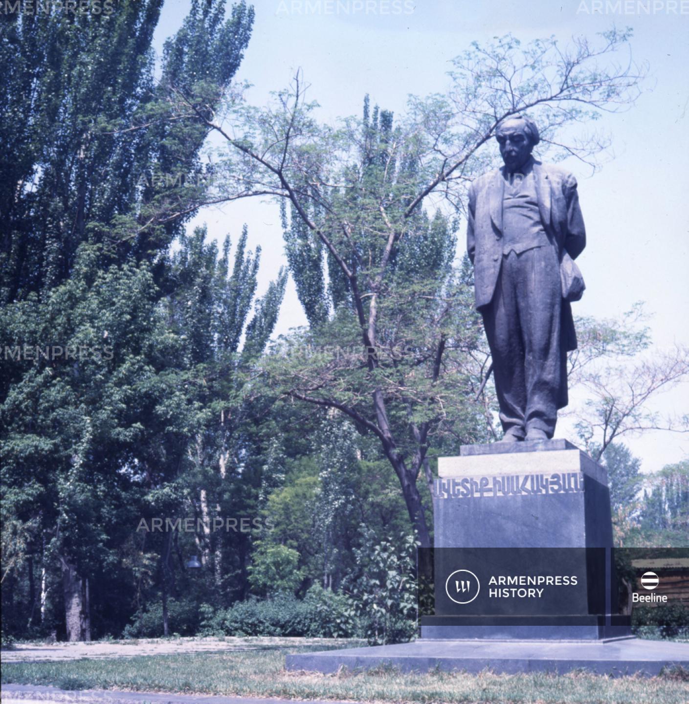 Ավետիք Իսահակյանի հուշարձանը Երևանում