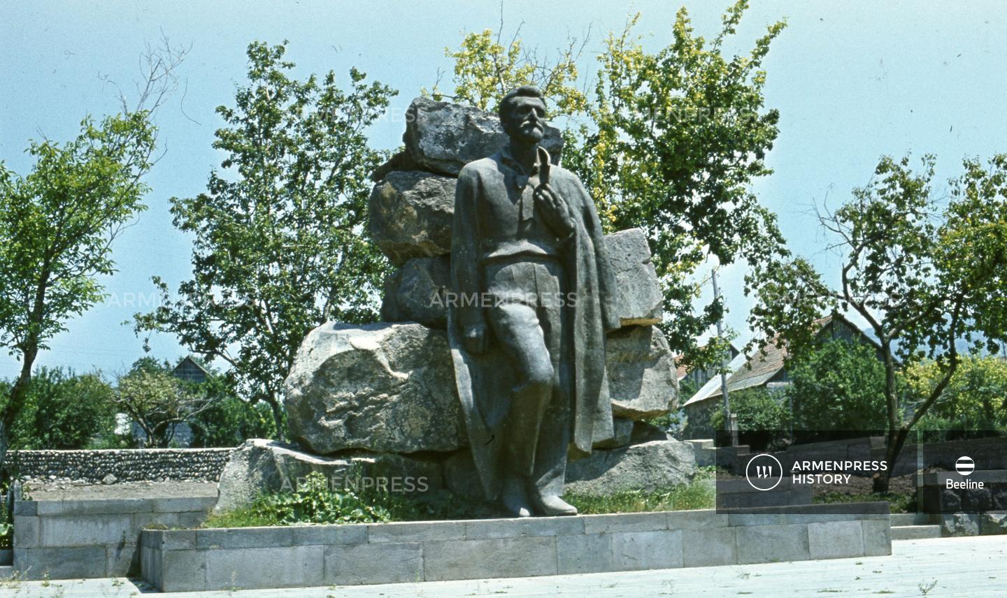 Հովհաննես Թումանյանի հուշարձանը Դսեղում