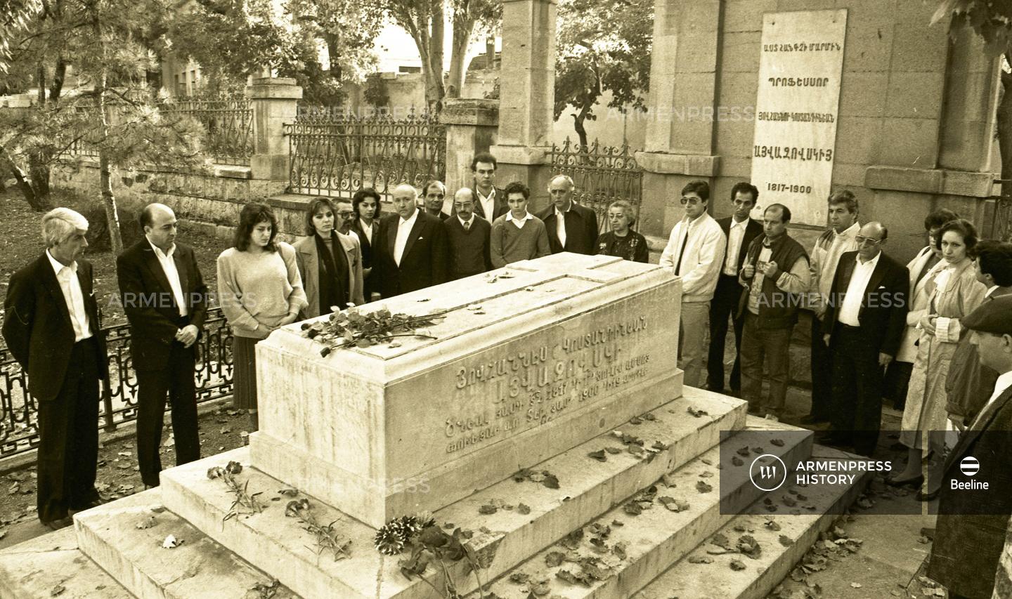 Այվազովսկու գերեզմանը Թեոդոսիա քաղաքի Սուրբ Սարգիս եկեղեցու բակում
