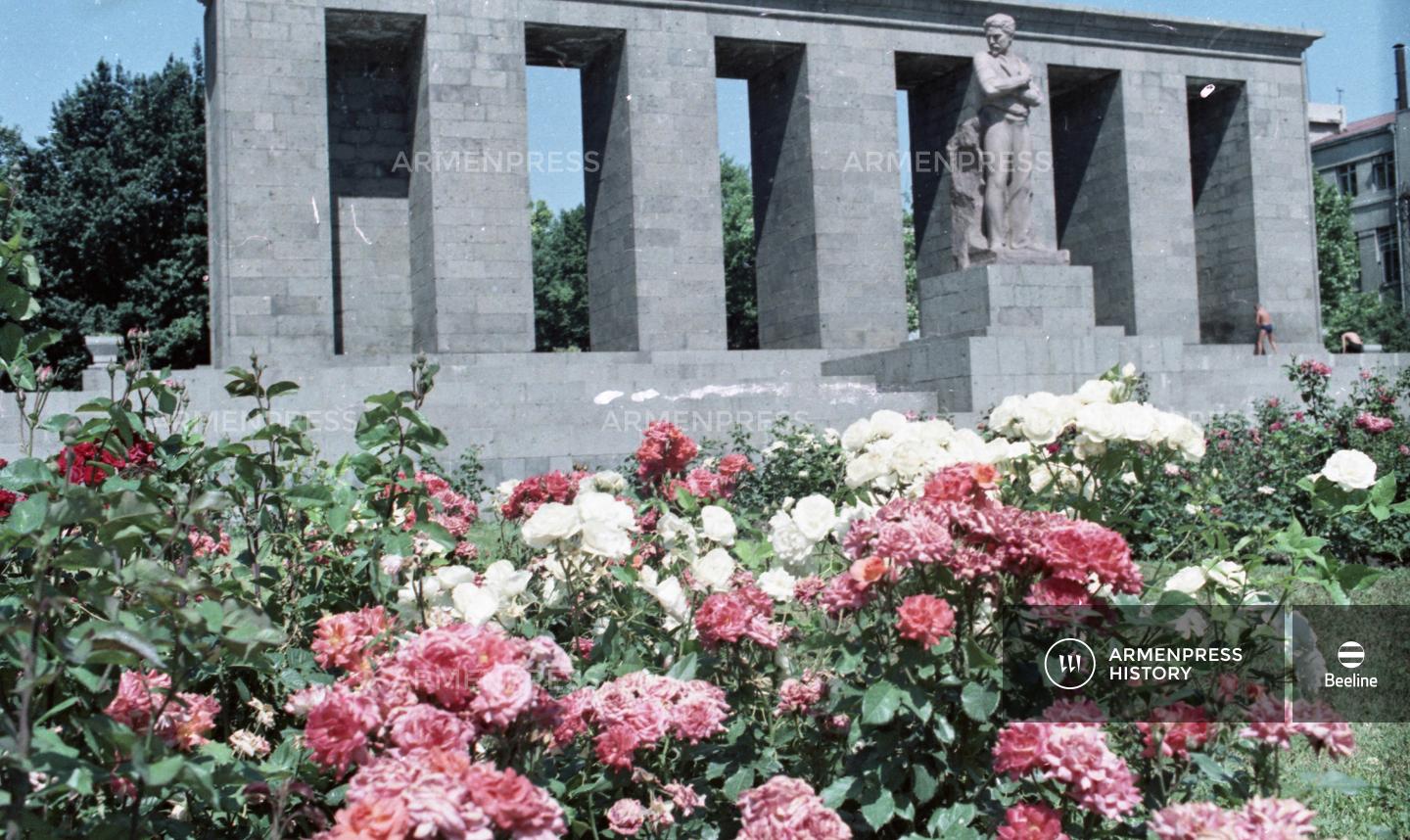 Ստեփան Շահումյանի հուշարձանը Երևանում