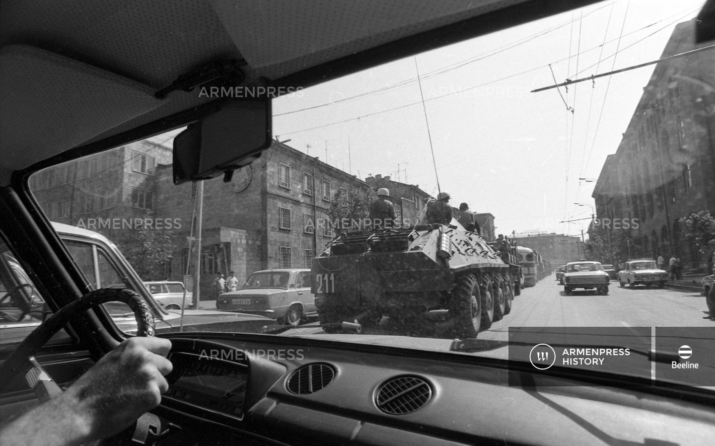 Զրահամեքենա Երևանի փողոցներից մեկում