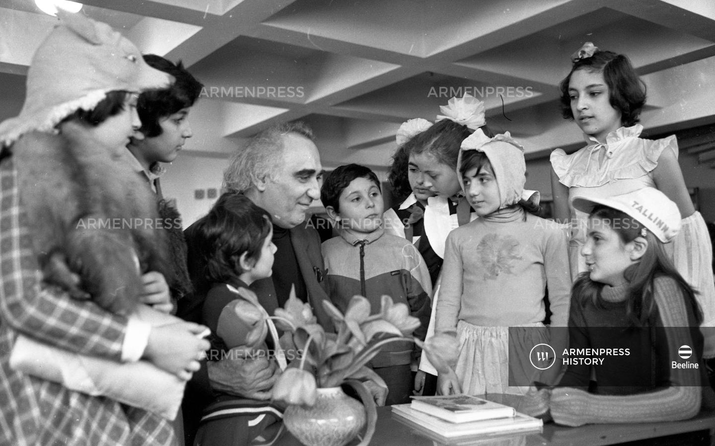 Հենրիկ Սևանն իր մանուկ ընթերցողների հետ