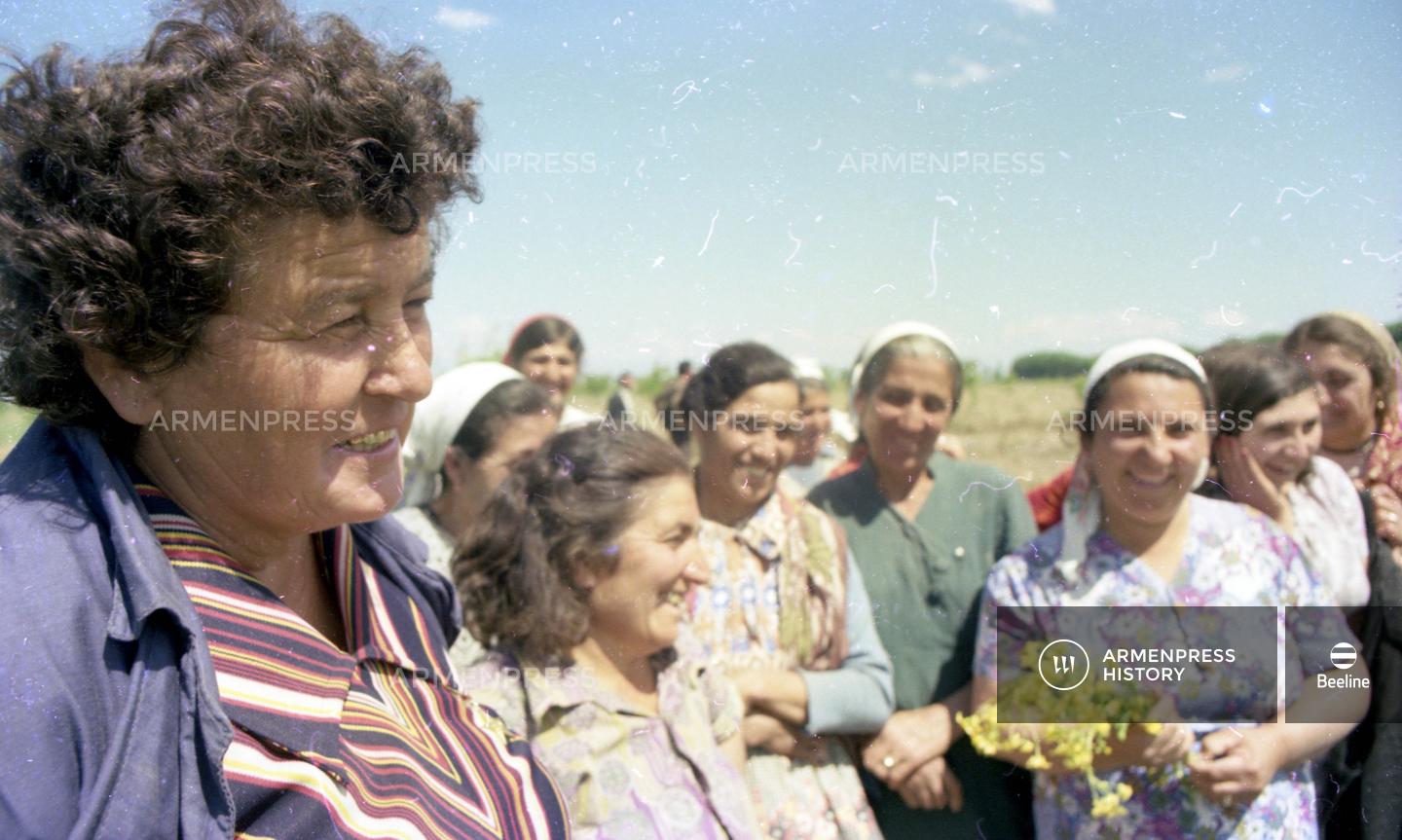 Կոլտնտեսության նախագահ Մարիամ Մարտիրոսյանը գյուղացիների հետ